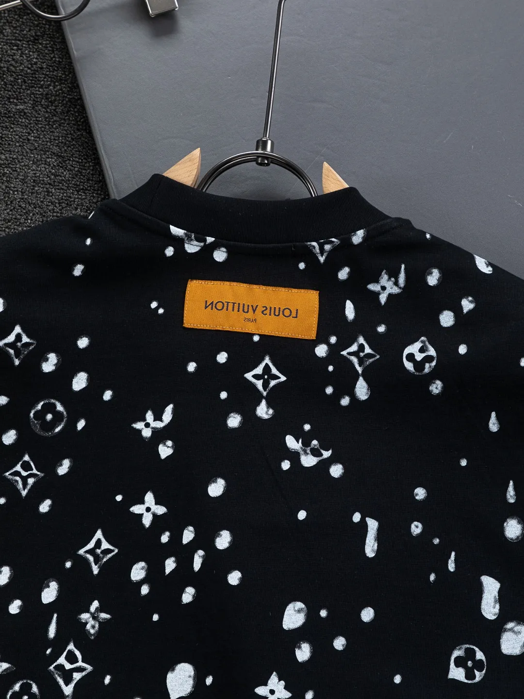 🅿️200 Louis Vuitton 1V LV lv slightly wide version S-XL LV 26ss new products are available at counters simultaneously. Multiple craftsmanship. Gold thread jacquard checkerboard letters on the chest🪡 embroidery. Round neck short-sleeved T-shirt, same style for men and women! Consigned to one-to-one creation. Synchronized with the official website, pure cotton fabrics at the counter! It is close to the skin and comfortable, durable and easy to wear. It has a classic and simple logo design and meticulous original craftsmanship. Short-sleeves, a must-have item for men, do not appear to be the same for the general public, but must be unique and eye-catching. This LV short-sleeve is all about quality, comfort, the same shape and fashion as always, including fabrics and cutting techniques. All of them have been made with great effort! 320 grams of washed pure cotton fabric, pure cotton is breathable, very refreshing and comfortable for daily wear. The rib knitting on the neckline is smooth and tight, and the neckline will not be skewed if you toss it at will. The loose version, you will find that it looks really good on the upper body. The overall is minimalist and neat, super versatile for daily use! Pair it casually with a pair of pants for a youthful look. A T-shirt will make your outfit crazy. It is a fashionable item that can never go wrong! Color: Black White Size: S-XL Size chart: S: Shoulder width 50-Bust 56-Length 70 M: Shoulder width 52-Bust 57-Length 72 L: Shoulder width 54-Bust 59-Length 74 XL: Shoulder width 56-Bust 62-Length 76